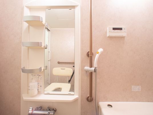 バリアフリー設計の浴室