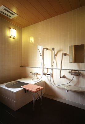 介助設備のある浴室