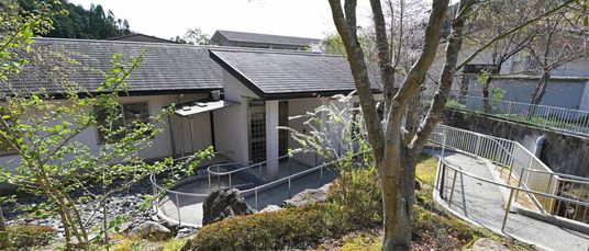 緑に囲まれた建物