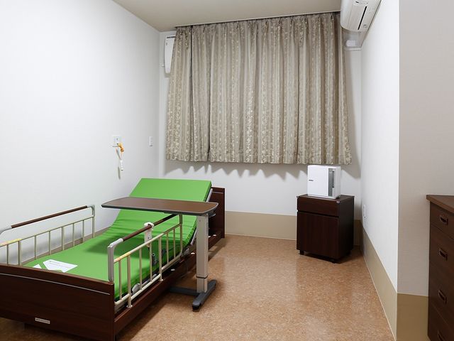 居心地の良い居室 居室 ゆったりとした居室には、快適なベッドと必要な備品が整っており、落ち着いて過ごせる環境が整っています。