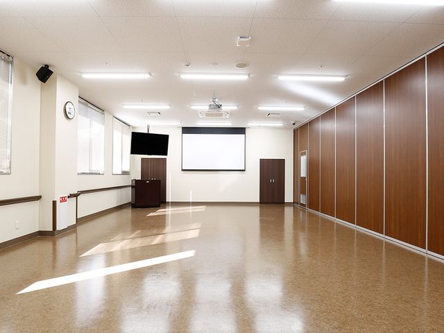 広々とした機能訓練室 機能訓練室 床が広くて明るい訓練室です。体を動かしたり、リハビリにも適した環境が整っています。