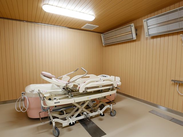清潔な設備の浴室 浴室 広々とした理想的なスペースで、介護が必要な方も快適にご利用いただける浴室です。