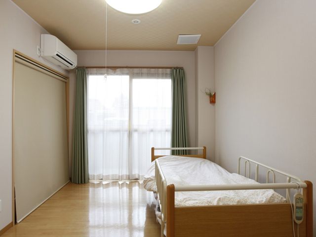 居心地の良い居室 居室 清潔感のある暖かみのある居室です。窓からは自然光が差し込み、安らぎの時間をお過ごしいただけます。
