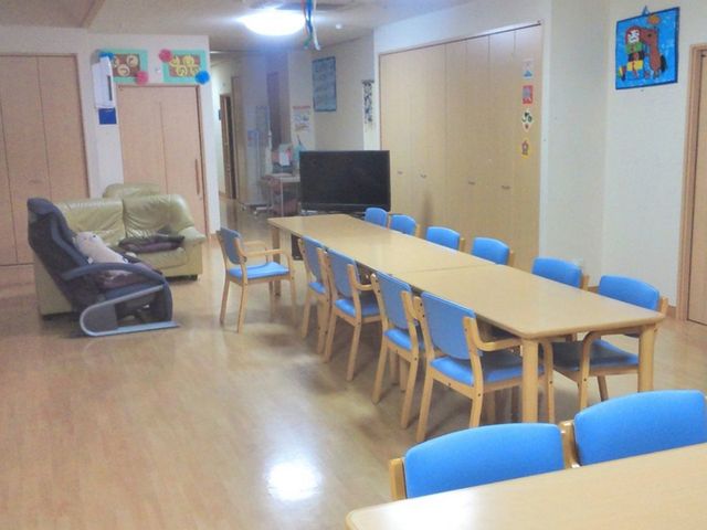 共有スペースの様子 ダイニングルーム 座席が並ぶ温かみのあるダイニングです。椅子に座る方々が交流を深めている様子も想像できます。
