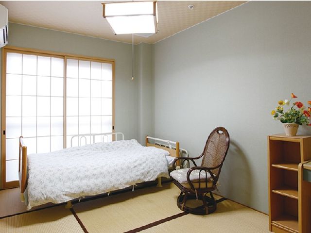 落ち着いた和室の居室 居室 明るい日差しが差し込む広々とした和室です。住み慣れたような安心感を与えるスペースが備わっています。