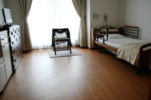 自然光が差し込む居室  