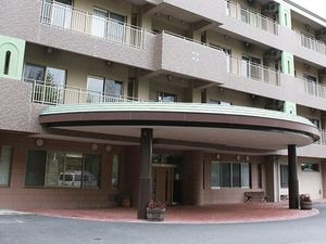 建物正面のエントランス  