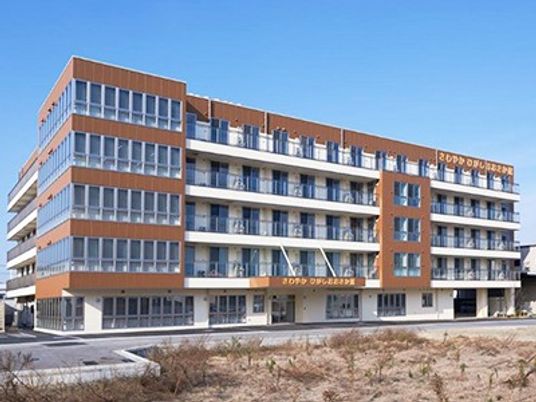 明るい建物外観