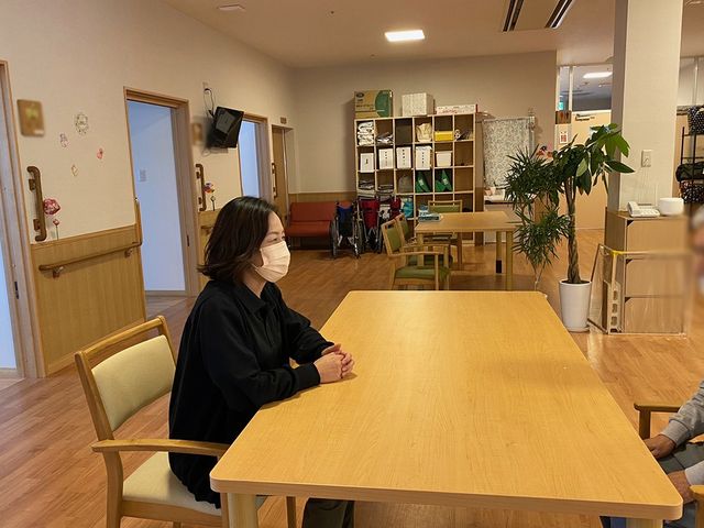 リビングの様子 リビング 広々としたスペースで、リラックスしながら談笑や作業が可能です。温かみのある環境です。