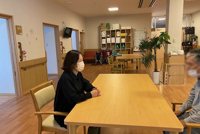 リビングの様子 リビング 広々としたスペースで、リラックスしながら談笑や作業が可能です。温かみのある環境です。