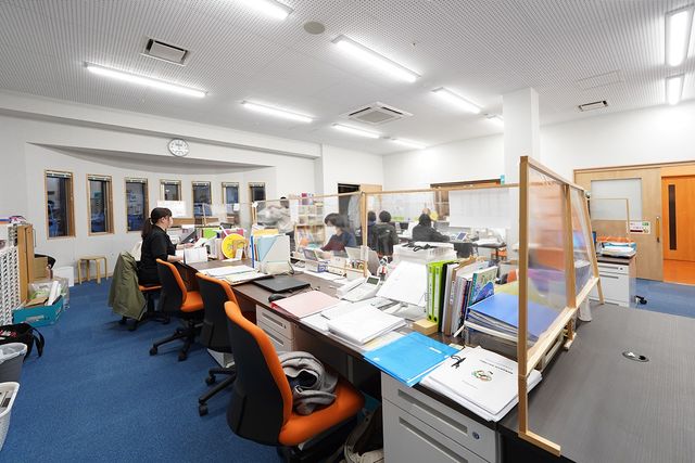 快適なオフィス空間 スタッフイメージ 開放的な環境で集中して働けます。スタッフがやり取りを行っている様子が伺えます。