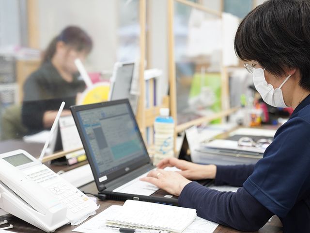 スタッフが働く様子の画像 スタッフイメージ スタッフが黙々と業務に取り組んでいる場面です。個々の目標に向かって、充実した日々を過ごせます。