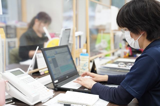 スタッフが働く様子の画像 スタッフイメージ スタッフが黙々と業務に取り組んでいる場面です。個々の目標に向かって、充実した日々を過ごせます。