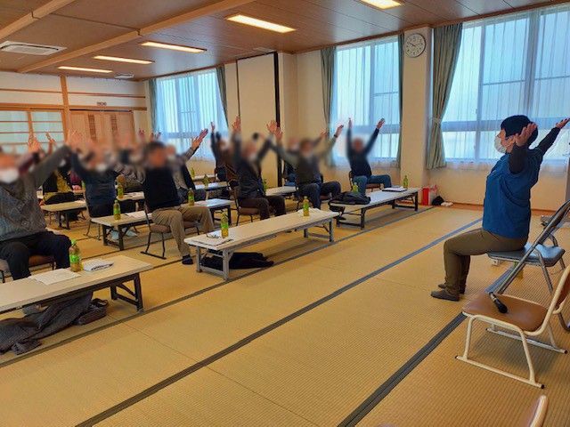 体操中の多目的室 多目的室 広々とした和室で、参加者が体操に取り組んでいます。自然光が心地よく差し込む空間です。