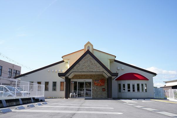 広い駐車場の建物外観  