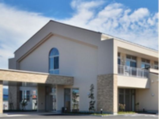 明るい日差しのエントランス