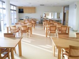 明るい食堂の様子