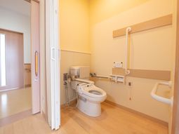 バリアフリーのトイレ空間