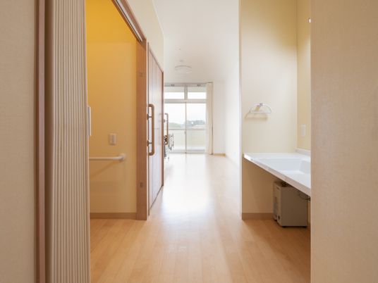 明るい廊下の一部