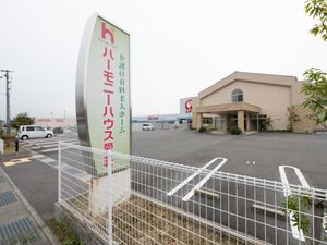 看板のある建物入口