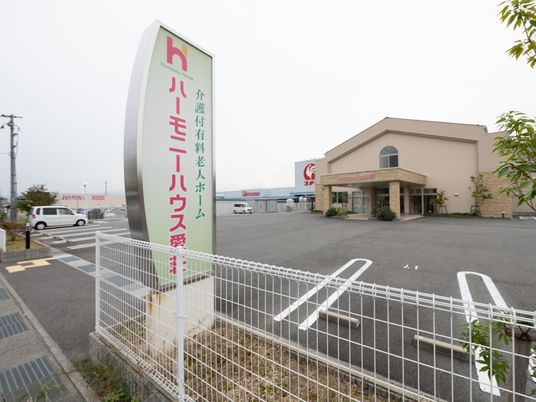 看板のある建物入口