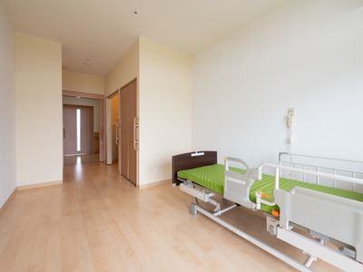 居室のベッドと廊下