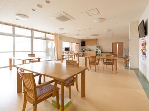 明るい広々とした食堂