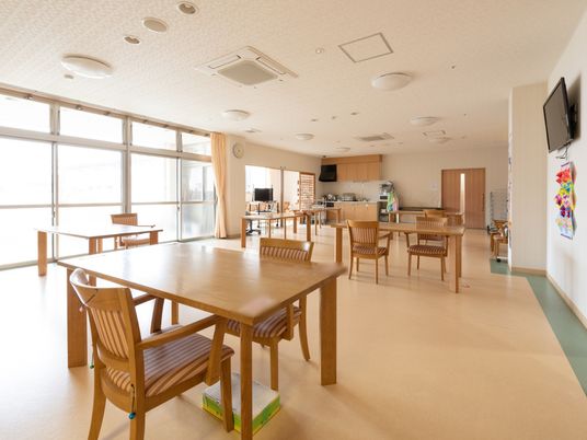 明るい広々とした食堂