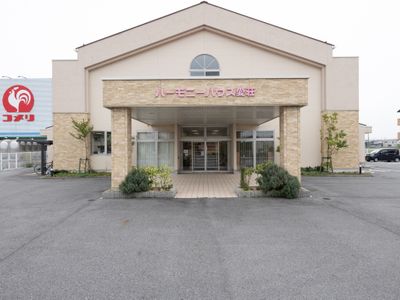 施設の入り口と外観