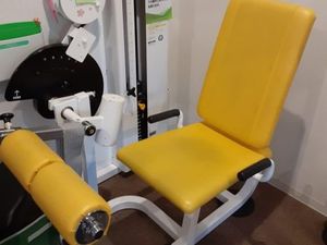 黄色い機器の訓練室  