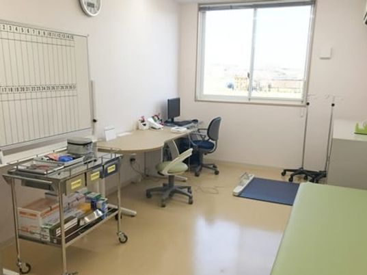 明るい診療室の様子
