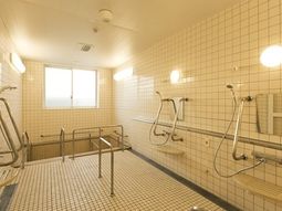広々とした明るい浴室