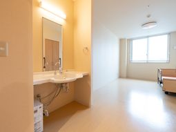 明るい居室の洗面台