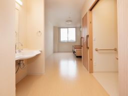 居室のドアと洗面台