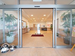 明るく開放的なエントランス