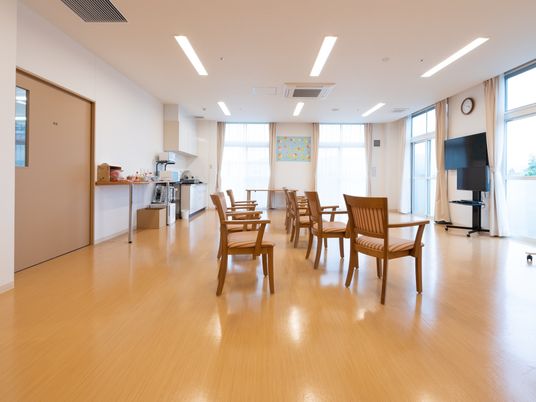 明るい共有ダイニングスペース