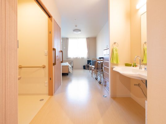 明るい個室の居室