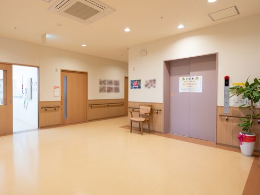 広々とした明るい廊下