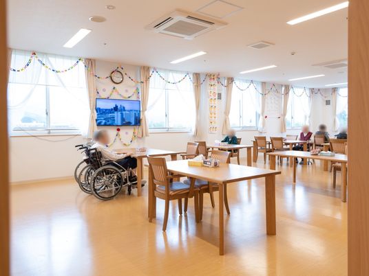 広々とした明るい食堂