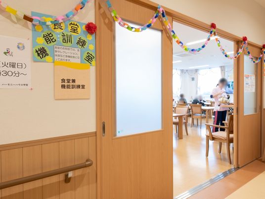 飾り付けられた食堂入口