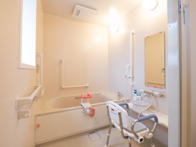 バリアフリー設計の浴室