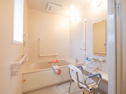 バリアフリー設計の浴室