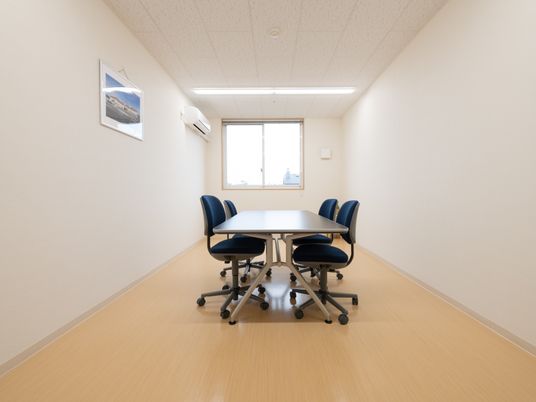 会議室のテーブルと椅子