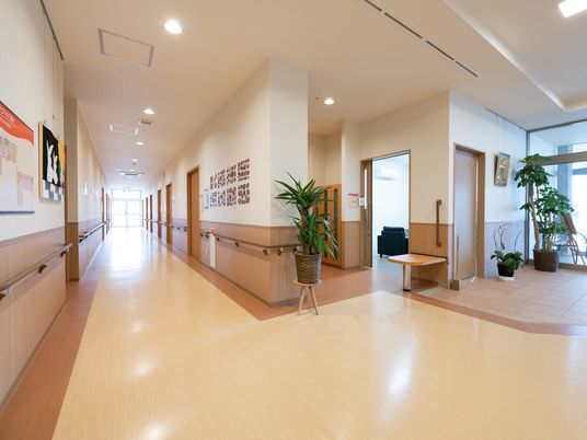 明るい広い施設の廊下