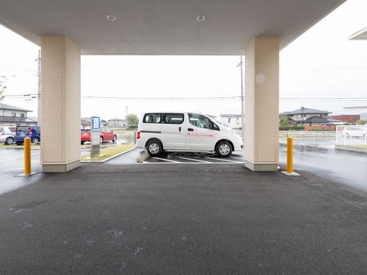 車が停まる屋根付きスペース
