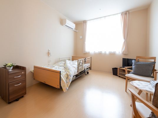 明るい個室の居室