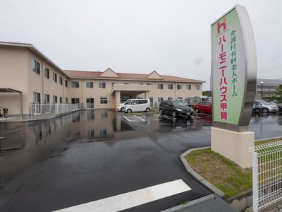 広々とした施設の外観