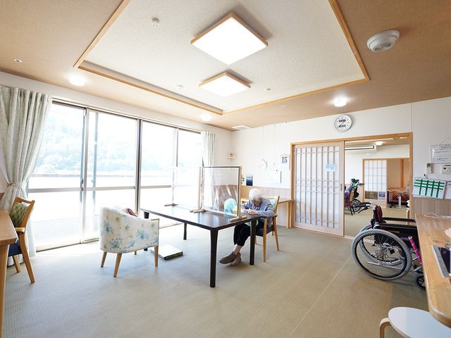 自然光あふれる居室 居室 窓から自然光がたっぷりと差し込む明るい居室です。広々とした空間で、快適にお過ごしいただけます。