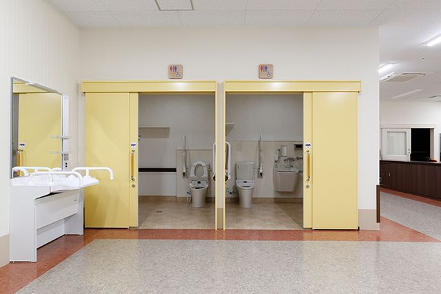 広々とした清潔なトイレ トイレ 手すり付きで安心のトイレ空間。車椅子の方でも安心してご利用いただけます。