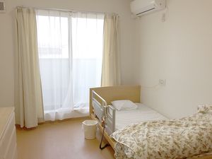 明るい個室の居室